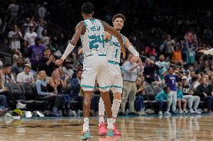 年輕雙子星！半場三球10中5砍13分3板4助&米勒9中4拿到11分3帽