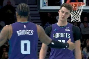 嫻熟配合！卡爾克布倫納掩護(hù)后下順 接小橋高拋空接暴扣！