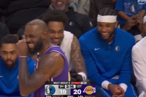 這說啥了??？詹姆斯在場上和替補席的歐文聊天 直接笑出表情包