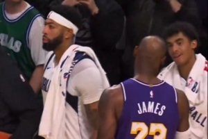 百感交集！詹姆斯賽后兩次在濃眉身邊晃悠 但后者就是不抱哇??