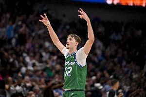 助攻上雙了！弗拉格送擊地妙傳 濃眉接球轉(zhuǎn)身拋投打中