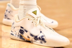 真愛！安東尼·戴維斯腳穿勒布朗22球鞋進(jìn)行賽前熱身