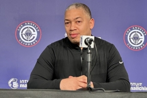 盧：灰熊過(guò)去五場(chǎng)比賽籃板非常出色 所以我們要打得更專注