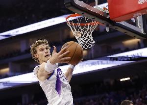 勢(shì)大力沉！馬爾卡寧底線突破 起飛雙手暴扣打停國(guó)王