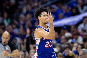 打得可以！麥凱恩半場8中3拿到10分3板1助1斷 正負值+16