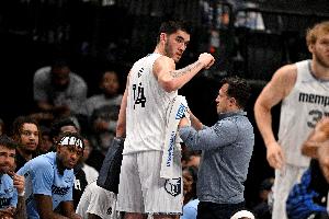 祖巴茨下場被爆板時是否考慮用大洛？盧：對面的蘭代爾也不算大個