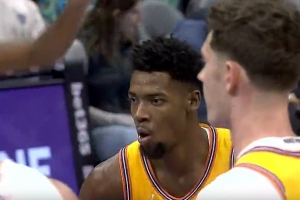 不多見呀！英格拉姆罰球線干拔中投 米勒側翼飛過來大帽扇掉