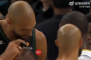 禿然的自我！戈貝爾賽后與杰倫·布朗討論發(fā)型 大光頭小白亂入