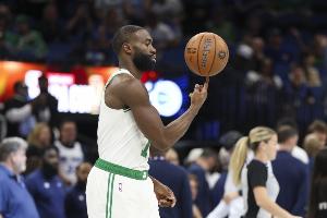 火力兇猛！杰倫·布朗半場(chǎng)18中11狂轟27分外加5板5助3斷 三分7中4