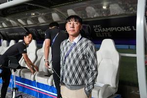 蔚山后衛(wèi)自爆被前主帥申臺(tái)龍扇耳光，后者下課后稱球員不聽他指揮