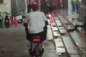 入鄉(xiāng)隨俗！廣東新援薩姆納也跟隨隊友的步伐 開上了小電驢了