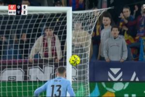 加塞了??尼科輕巧挑射破門，皮球運行線路有點詭異??