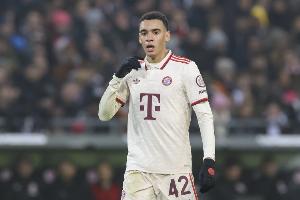 離復(fù)出又近了一步！拜仁官方：穆西亞拉今天完成部分單獨(dú)訓(xùn)練