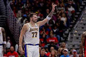 ??東契奇單節(jié)20+次數(shù)超越詹姆斯獨(dú)占?xì)v史第六！3場內(nèi)2次單節(jié)20+