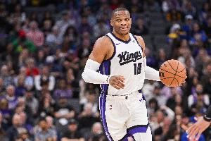 穿針引線！威少直塞助攻尤班克斯暴扣 半節(jié)收獲5次助攻