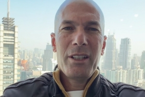 你好，吃了么？齊達(dá)內(nèi)用中文向中國球迷問好