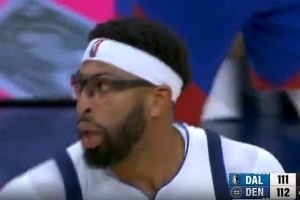 還得靠你！濃眉底角三分再進 末節(jié)連砍7分帶隊咬住比分！