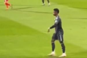 結(jié)果...??維尼修斯向赫羅納球迷做出手勢，示意他們將會(huì)降級