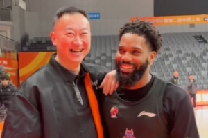 長沙賽區(qū)驚喜同框！祝青島男籃的老朋友鮑威爾一切順利！