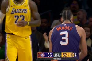 ??狄龍超車詹姆斯快攻扣籃 對(duì)著詹姆斯狂比他的標(biāo)志性慶祝動(dòng)作