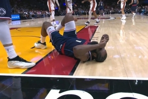 哈登突破痛苦倒地！美媒嘲諷其碰瓷：太無恥了 沒人碰到他??