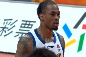 廣廈新外援塔克身體素質(zhì)太猛了 他和湯普森讓衛(wèi)冕冠軍實力增強