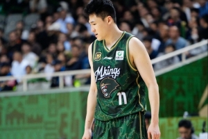 穩(wěn)定發(fā)揮難救主！趙柏清8中6&三分4中2拿16分6板2助 拼4前場(chǎng)板