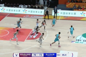 轉(zhuǎn)瞬即逝！塔克一條龍壓哨上籃 廣廈半節(jié)轟出20-1攻擊波反超5分