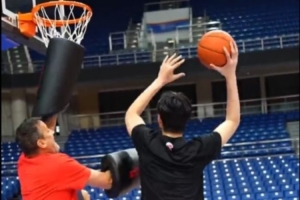 NBA頂級教練Bill特訓(xùn)青島男籃小將李俊賢——第一課 籃下進攻！