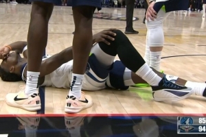 幸無大礙！愛德華茲強(qiáng)攻撞到膝蓋 簡單調(diào)整后繼續(xù)作戰(zhàn)