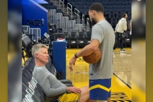 09雙雄互動！庫里上腳哈登10代戰(zhàn)靴 哈登INS轉(zhuǎn)發(fā)：????