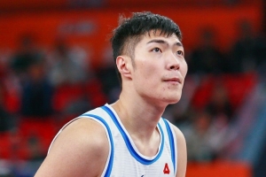 高中鋒！馬鑫鑫替補(bǔ)9分鐘 6中4&罰球5中4拿到12分6板