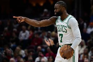 次節(jié)狂轟18分！杰倫·布朗半場(chǎng)14中9砍下22分2助1斷