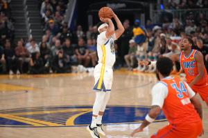 ??刻在基因里的準(zhǔn)！賽斯·庫(kù)里首秀替補(bǔ)7中6砍14分2板2助1斷