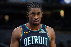 風(fēng)卷殘?jiān)疲“S強(qiáng)攻上籃打成2+1 活塞首節(jié)已領(lǐng)先雄鹿18分