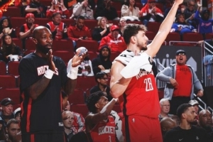 火箭發(fā)布贏球海報：封面為申京在替補席慶祝瞬間