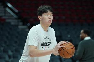 媒體人：楊瀚森首節(jié)作為替補(bǔ)中鋒表現(xiàn)挺合格 就是適應(yīng)強(qiáng)度&和節(jié)奏