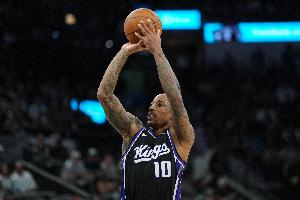 第二節(jié)支棱起來(lái)！德羅贊半場(chǎng)8中6拿到12分2板1斷 第二節(jié)單節(jié)10分