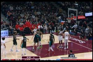 小楊得分了！楊瀚森搶前場(chǎng)籃板被犯規(guī) 隨后兩罰穩(wěn)穩(wěn)命中