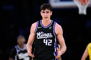 穩(wěn)穩(wěn)吃餅！國(guó)王42號(hào)秀馬克西姆·雷諾7中5 得到12分2籃板