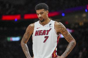 持續(xù)追擊！德魯·史密斯反擊助飛韋爾空接暴扣 追到個(gè)位數(shù)分差