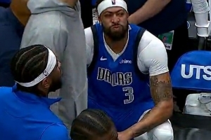 看起來挺疼！濃眉釘板大帽米切爾時戳到手指 暫停時表情痛苦