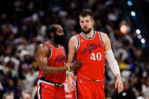 連線成功！哈登擊地直塞 祖巴茨中路接球轉(zhuǎn)身晃飛防守雙手暴扣