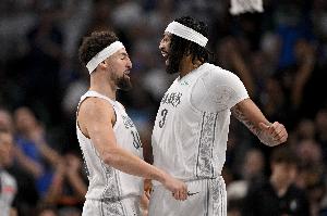 今天都很準！濃眉底角三分+克萊追身三分 獨行俠反超比分！