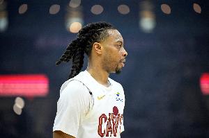 在場上干啥呢！加蘭半場15分鐘僅得4分&7中1 首節(jié)就3犯規(guī)