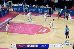 有點暈乎！李添榮卡位被魯吐布拉打到后腦勺 坐在地上緩了好一會