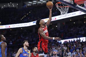 重拿輕放！阿門(mén)籃下接球縱跳 雙手折疊躲過(guò)防守將球放進(jìn)籃筐