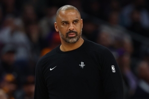 媒體人：火箭最近的陣地開發(fā)又回到老路子上 烏度卡得想點辦法