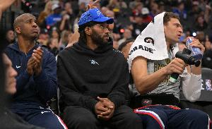 A·史密斯:快船不可理喻 他們有聯(lián)盟最差超巨小卡 對球隊毫無貢獻