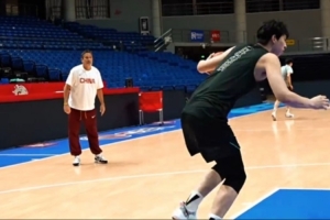 NBA頂級教練Bill特訓(xùn)李俊賢——今日課程：籃下終結(jié)訓(xùn)練！